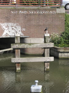 905051 Gezicht op de verweerde naam van de Van Asch van Wijckbrug over de Stadsbuitengracht te Utrecht, in smeedijzeren ...